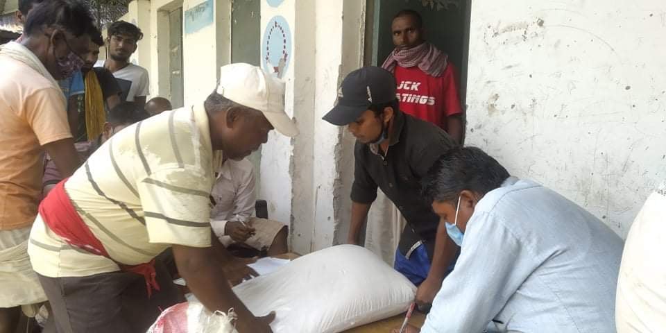 नवराजपुरमा गरिब तथा मजदुरलाई राहत वितरण गरियो