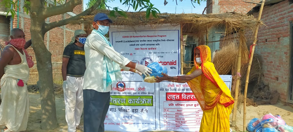 सिरहाको औरहीमा क्लबद्वारा राहत वितरण