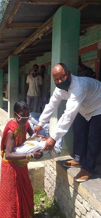 दैनिक ज्याला मजदुरी गरी जिवन यापन गर्दै आएका ६ सय ९६ जना विपप्न घरपरिवारलाई राहत  सामग्री वितरण