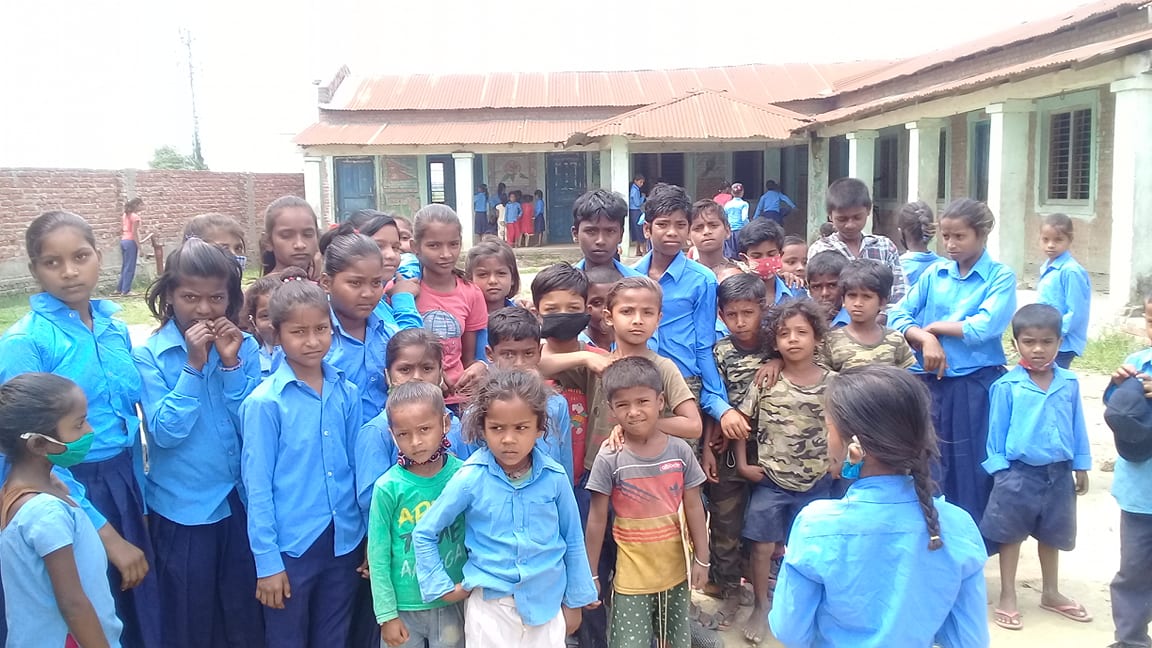 शहिदनगरमा पाठ्यपुस्तक बाँड्न भन्दै जनप्रतिनिधिले नै खुलाए विद्यालय