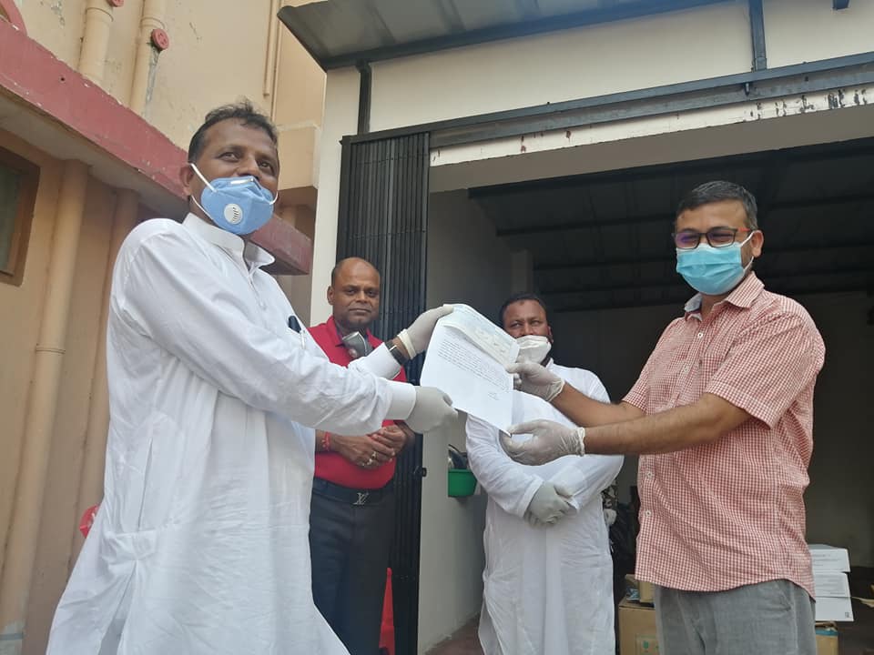 मुख्यमन्त्री राउतद्वारा नारायणी अस्पताललाई स्वास्थ्य सामग्री तथा चेक हस्तान्तरण