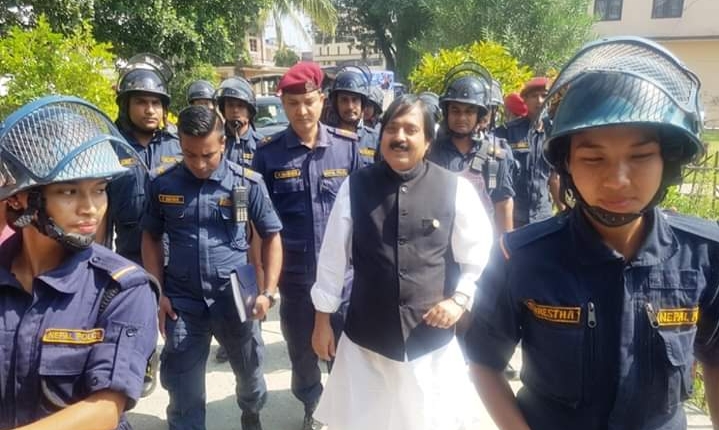 पूर्वमन्त्री आलमको घरमा प्रहरीको छापा, स्थानीयको अवरोध