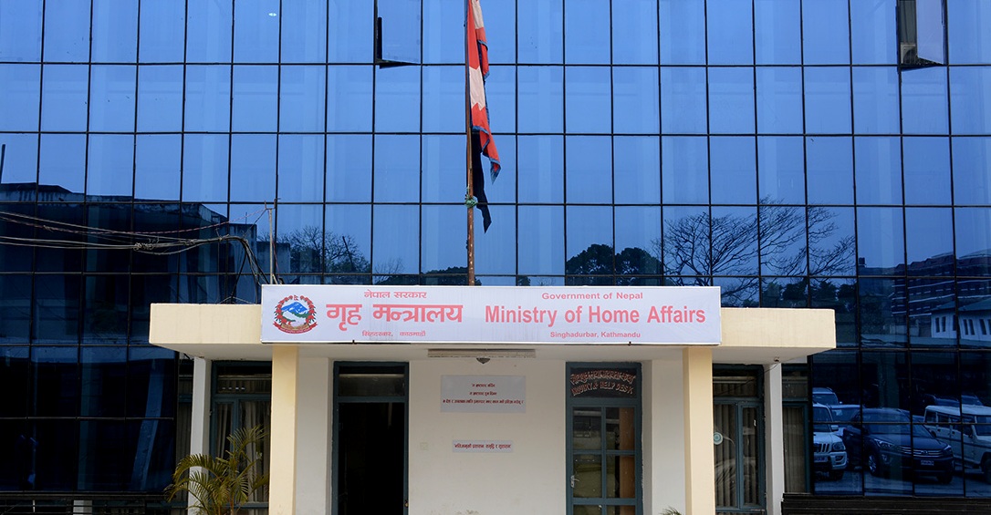 गृह मन्त्रालय भन्छ : अत्यावश्यक बाहेकलाई नाकामा रोकिएको छ, अब एक जिल्लाको पासले अर्को जिल्ला जान पाइँदैन