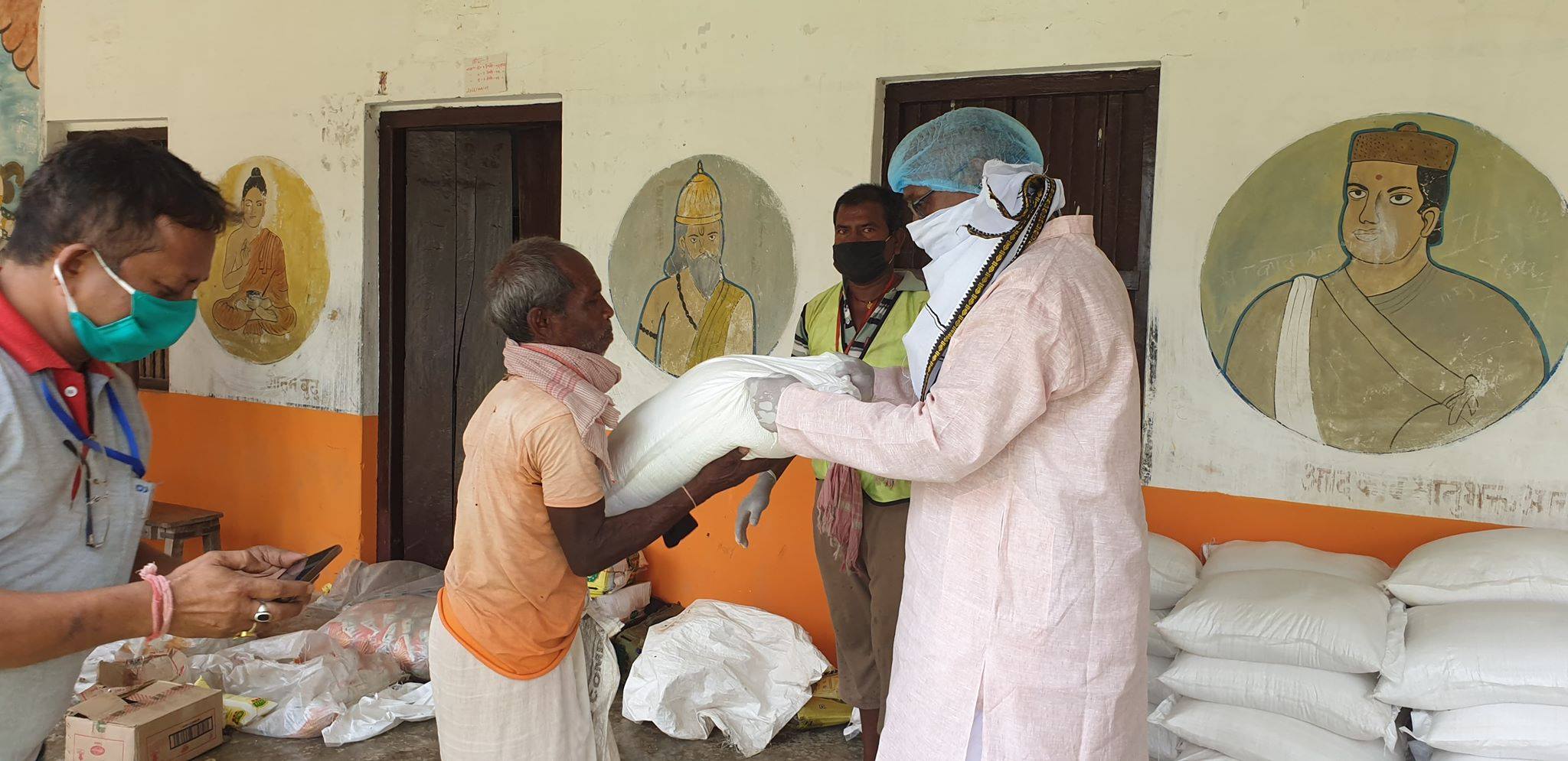 मेयर साहद्वारा राहत वितरण