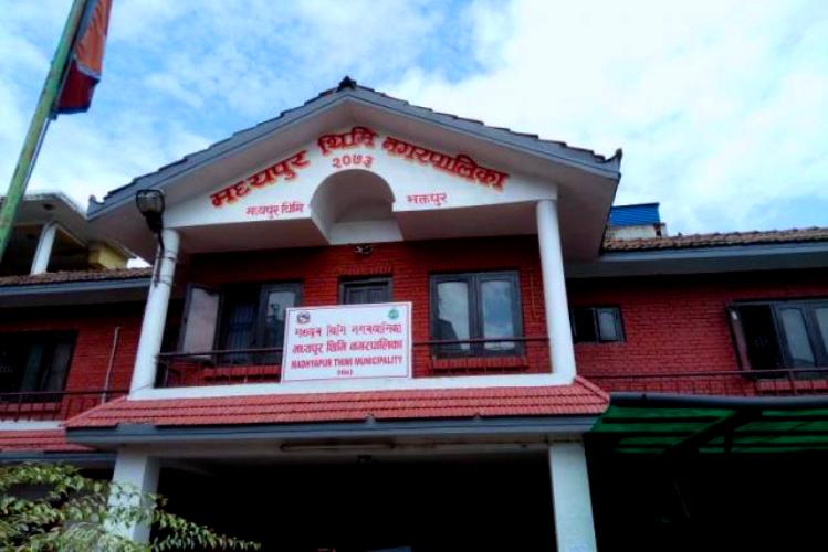 भक्तपुरकी नर्समा कोरोना देखिएपछि १२ घरका २५ जनाको स्वाब सङ्कलन