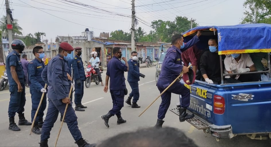 सांसदको गाडी प्रहरीले पक्राउ गरेको विरुद्धमा प्रदर्शन, ३० युवा पक्राउ