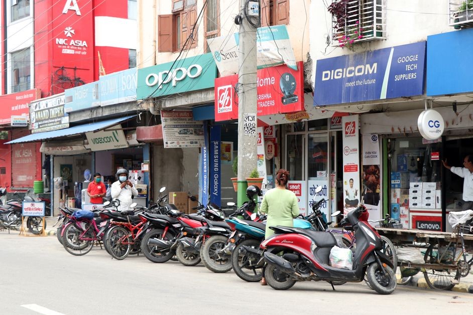 सामाजिक दुरि कायम गरि विराटनगरका पसल खुल्न थाले