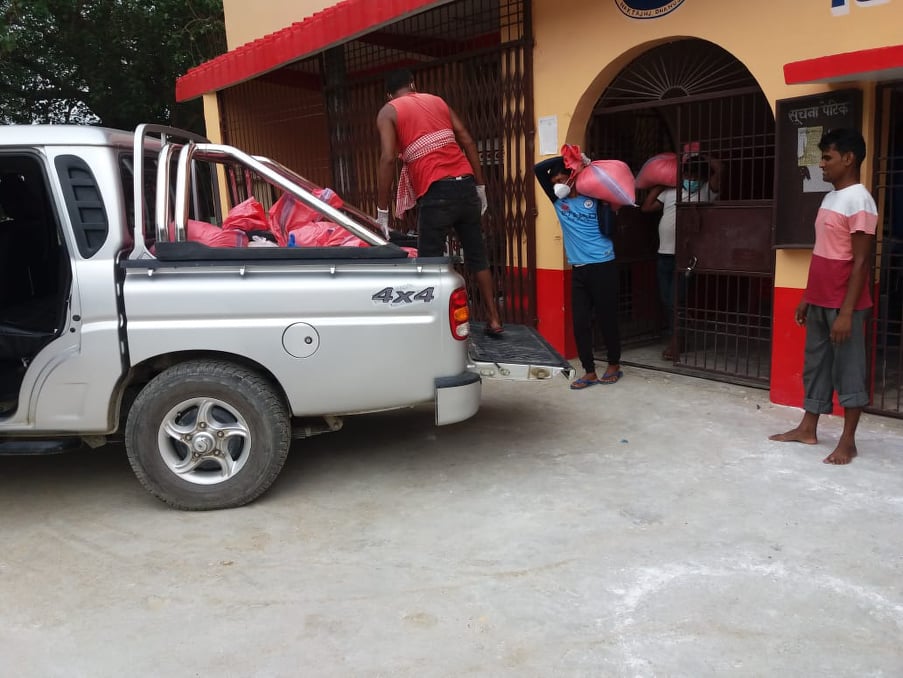 हिमालय युवा क्लवद्वारा राहत बितरण