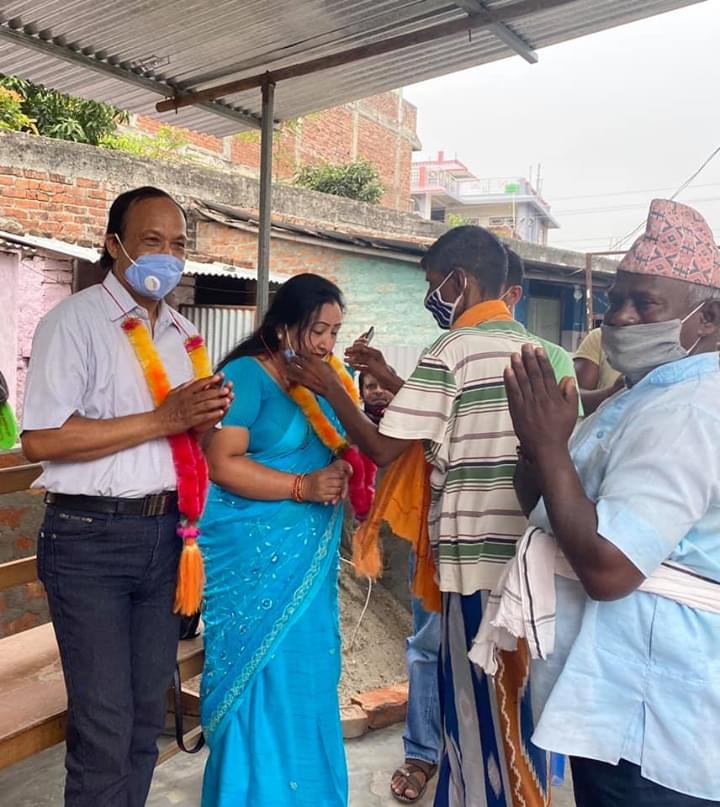 राजनिति स्वार्थ  नरहेको भन्दै सामाजिक अभियन्ता   महेश चौधरी  र संगिता कर्माचार्य  चौधरीले राहत वितरण  गर्दै