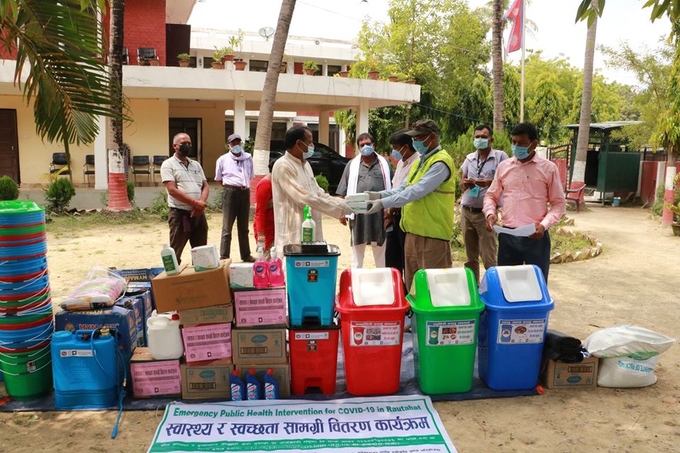 अक्सफामको सहयोगमा आरडिसीद्वारा स्वास्थ्य तथा स्वच्छता सामग्री हस्तान्तरण