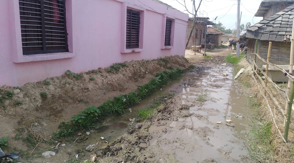 स्थानियहरुको विवादका कारण सडक निमार्ण अलपत्र