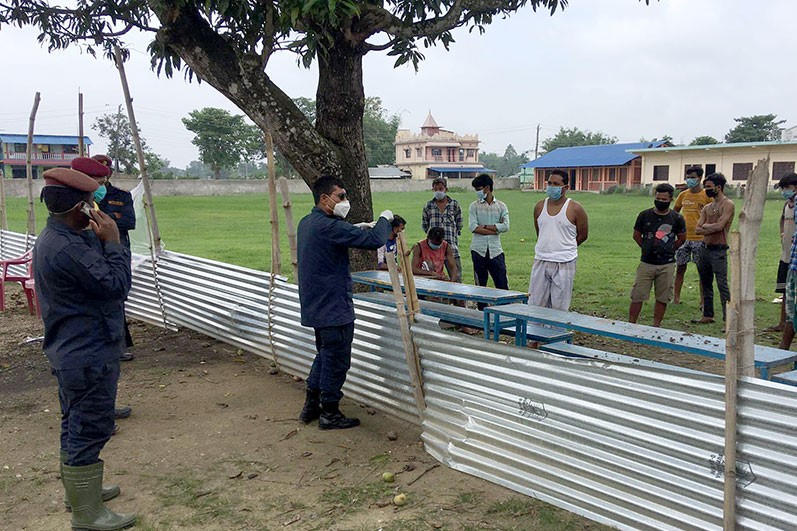 घर पठाउन  माग गर्दै कचनकवलको क्वारेन्टिनमा बसेकाहरु आन्दोलित
