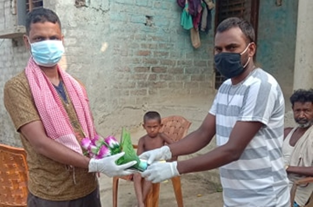 कोरोनालाई जितेका औरहीका अनसारुललाई विद्यार्थी नेता दासद्वारा सम्मान