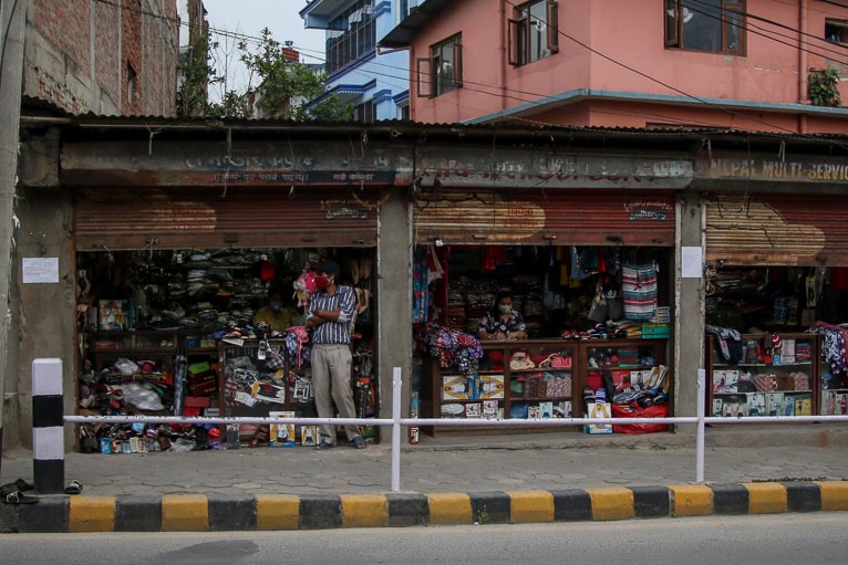 लकडाउन उलंघन  गर्दै काठमाडौँ  व्यवसाय खुला