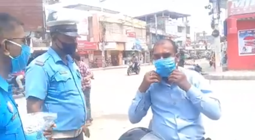 जनकपुरमा ट्राफिक प्रहरीले कोरोनाबाट जोगिन मास्क बाँड्दै, जनचेतना फैलाउँदै