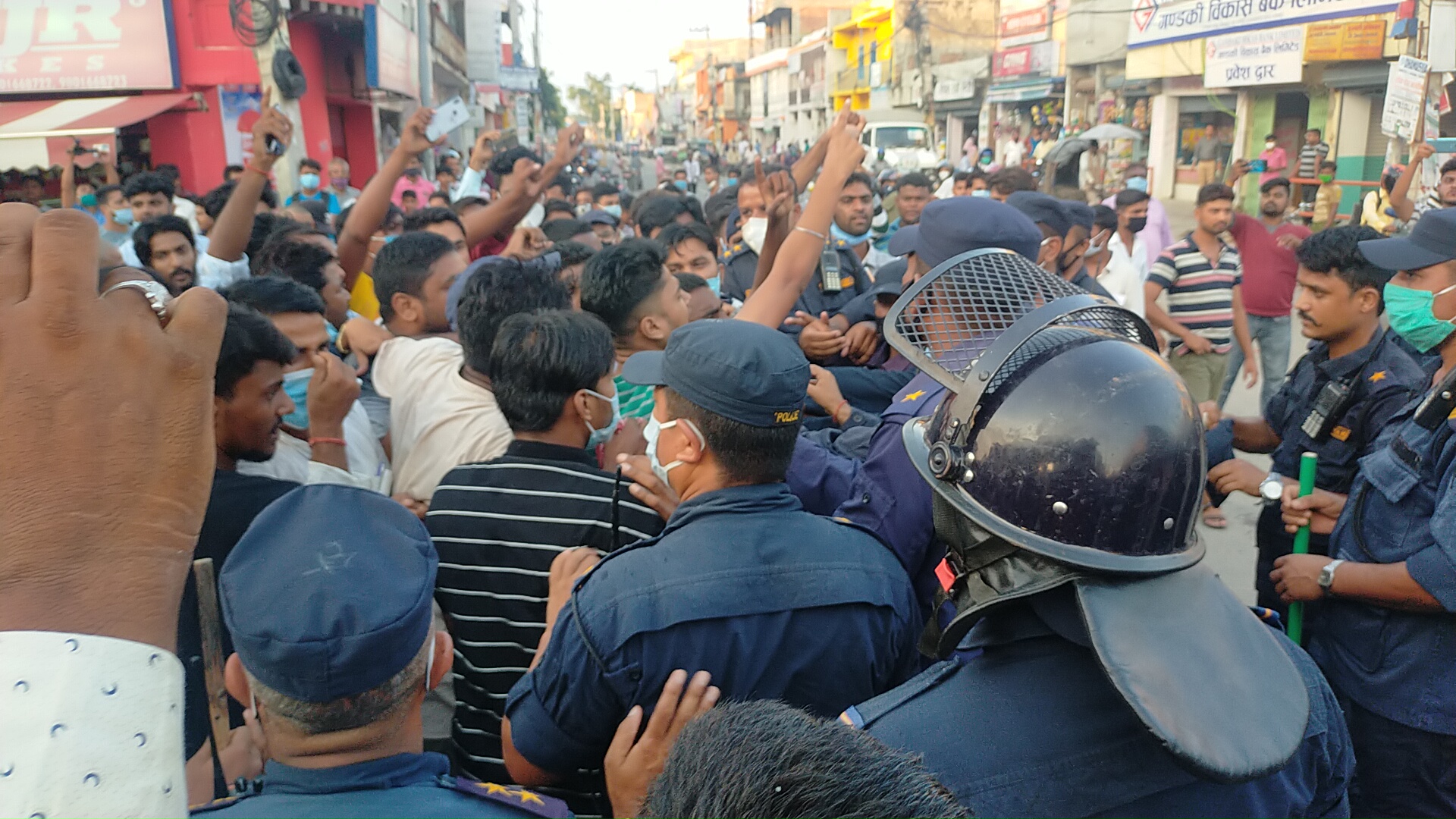 जनकपुरमा यूवा र प्रहरीबीच झडप, मंत्री मगरको पुतला जलाइयो (हेर्नुस् १६ फोटो)