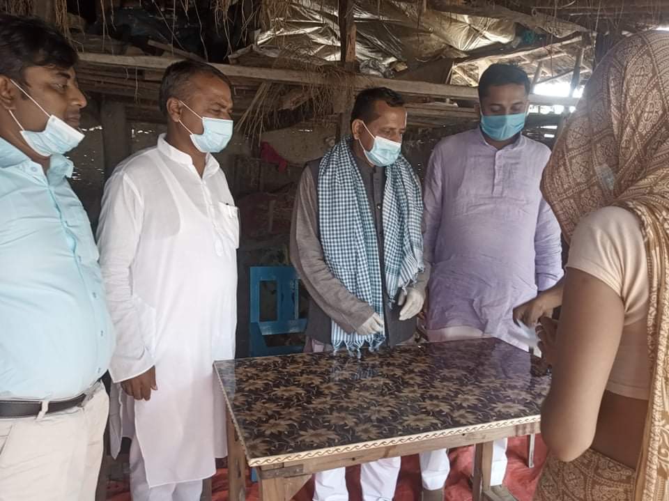 धनुषा : भोकले सिमामै ज्यान गुमाएका बिरेन्द्रको परिवारलाई ५ लाख सहयोग