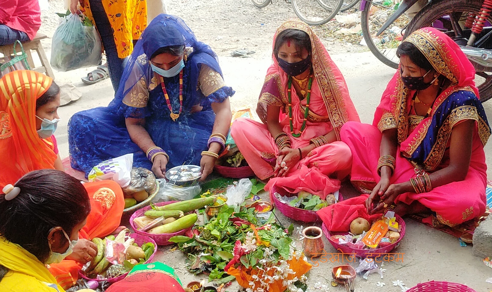 कोरोनाले आक्रान्त जनकपुरमा महिलाहरुले यसरी मनाउँदै तीज (हेर्नुस् फोटोहरु)