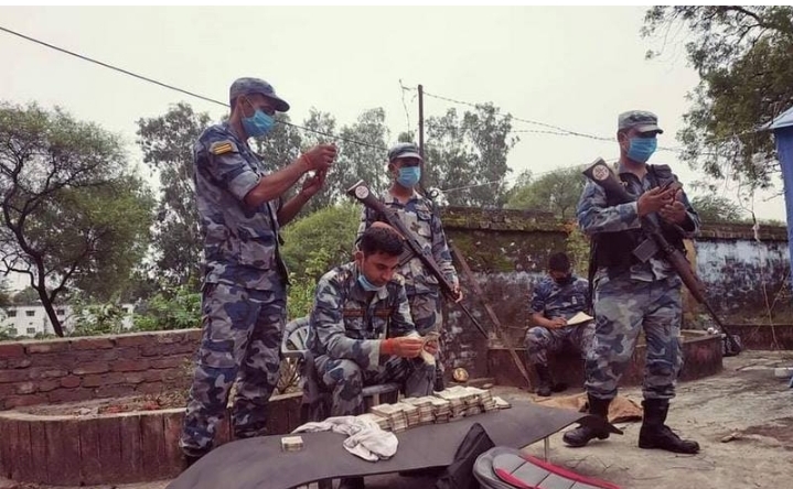 सिमा क्षेत्रबाट २४ लाख भारु बरामद, रकम बोक्ने व्यक्ति फरार