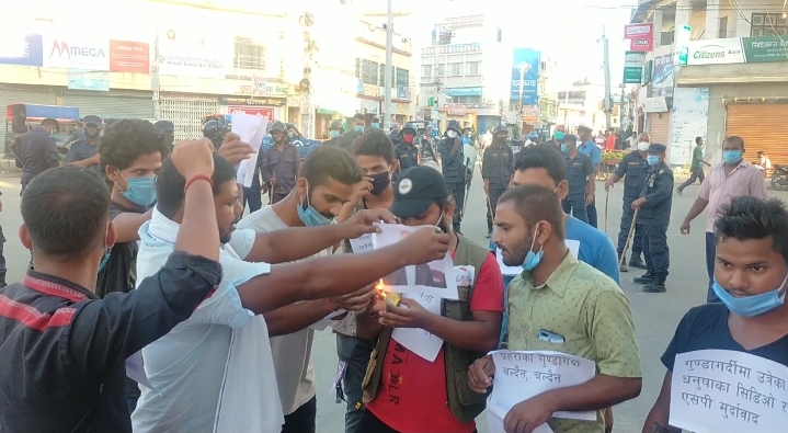 जनकपुर : पत्रकार कुट्ने प्रहरीलाई कारबाही नगरेको भन्दै गृहमन्त्रीको तस्विर जलाइयो
