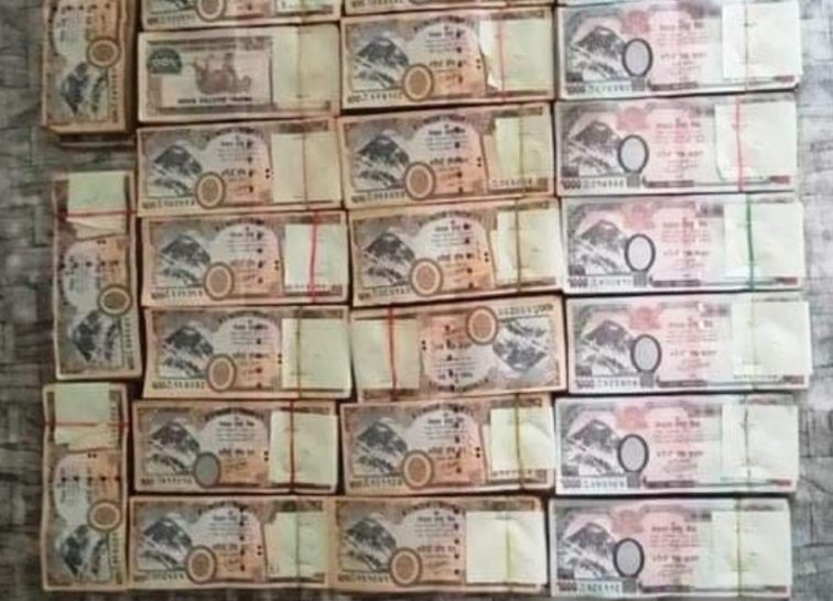 प्रदेश २ : जब प्रहरीकै अगाडी एक व्यक्तिले १६ लाख रुपैया फाले…