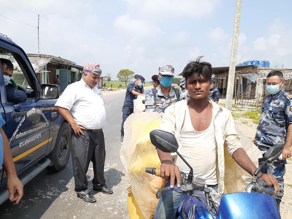 बाराका सिडिओ निधारमा मास्क लगाएर अनुगमनमा निस्केपछि…