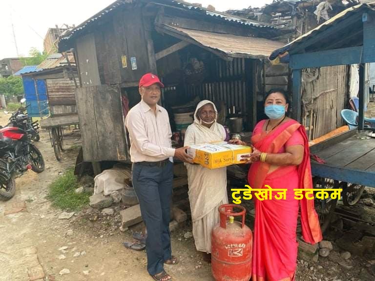गरिब महिलालाई ‘ग्याँस-चुलो’ उपहार दिएर समाजसेवी संगीताले मनाइन् जन्मदिन
