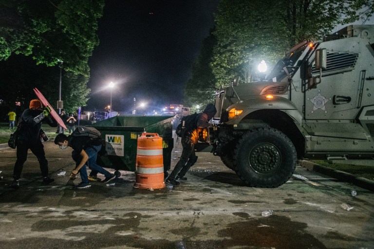 प्रहरीको गोली लागेर २ अश्वेतको मृत्यु भएपछि अमेरिकामा प्रदर्शन चर्कियो