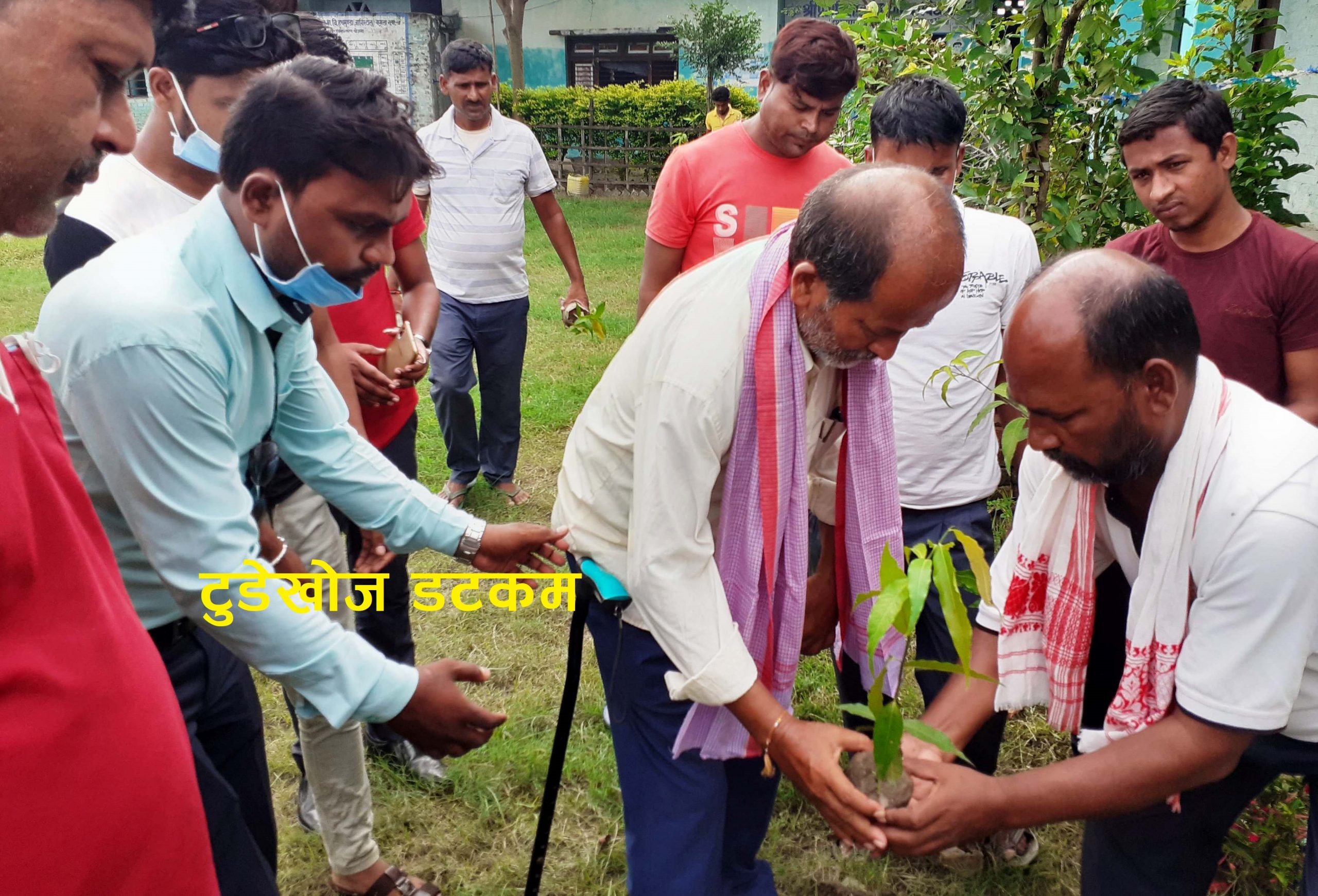 जसपाका युवाहरुद्वारा हथमुन्डा विद्यालय परिसरमा बृक्षारोपन, प्रधानाध्यापक सम्मानित