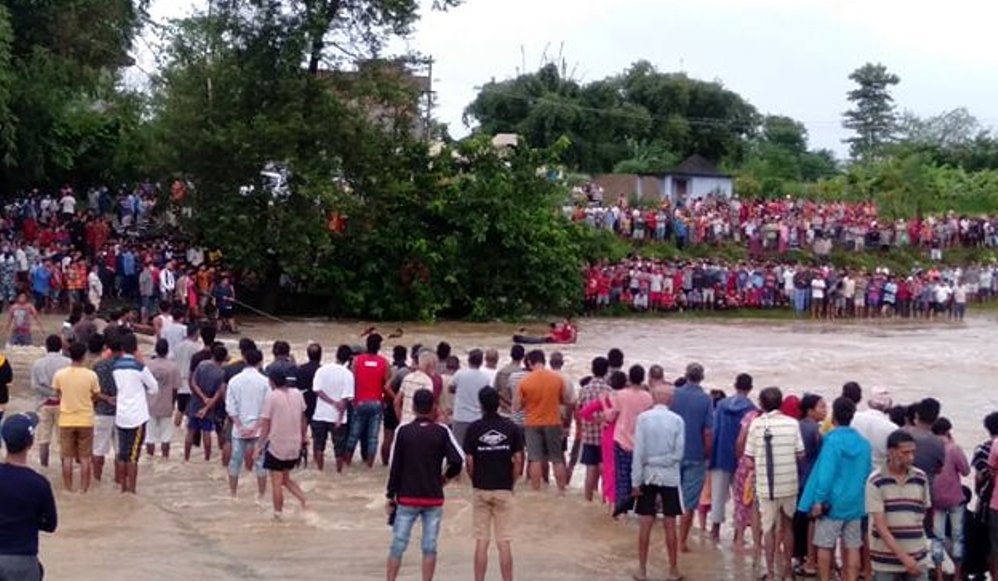 खोलामा आएको बाढीले विद्युतको गाडी बगायो, १ को मृत्यु, २ बेपत्ता