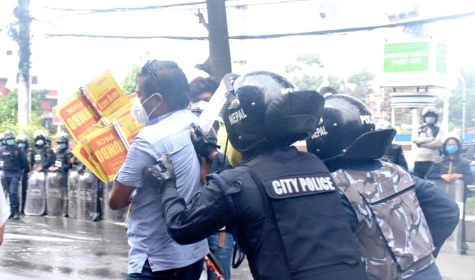 कुलमानको पक्षमा प्रर्दशन गर्दा प्रहरीको दमन ! केहि गिरफ्तार