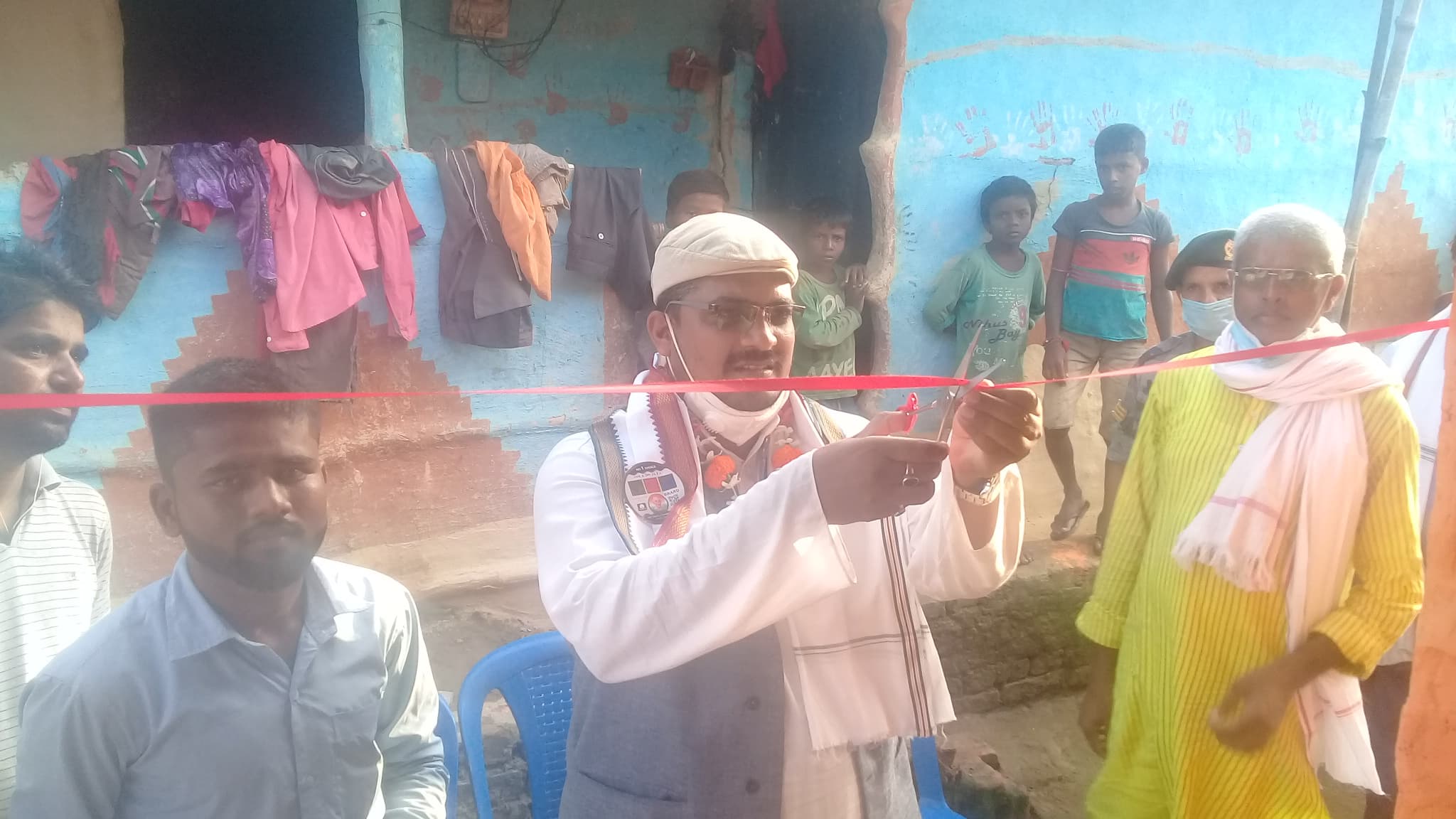 राज्यमन्त्री कुशवाहाद्वारा चार मुसहर परिवारलाई घर हस्तान्तरण