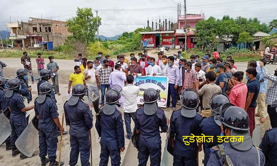 सिरहामा मारुती सिमेन्ट उधोगको प्रदुषण विरुद्ध स्थानीय आन्दोलित