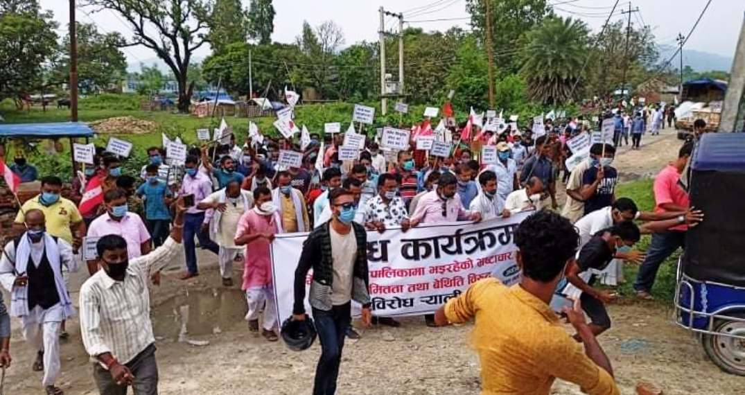 मिर्चैयामा ‘भ्रष्टाचारी मेयरलाई कारबाही गर’को नारा गुन्जियो