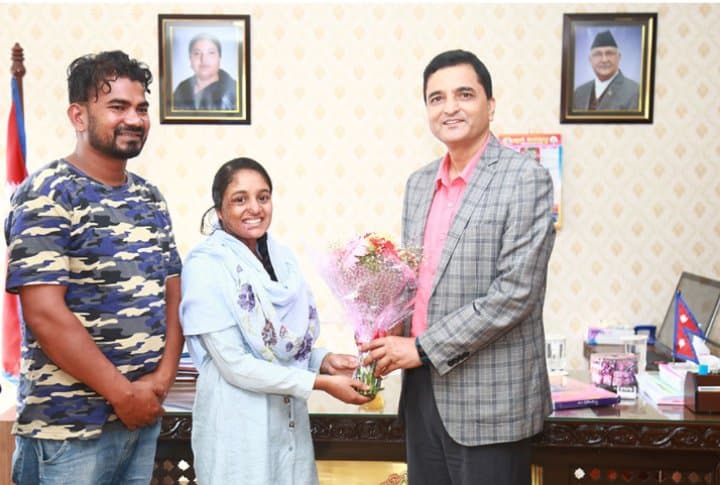 मन्त्री भट्टराईको जन्मदिन : एसिड पीडित मुस्कानलाई डाक्टर बन्न ५० हजार सहयोग !