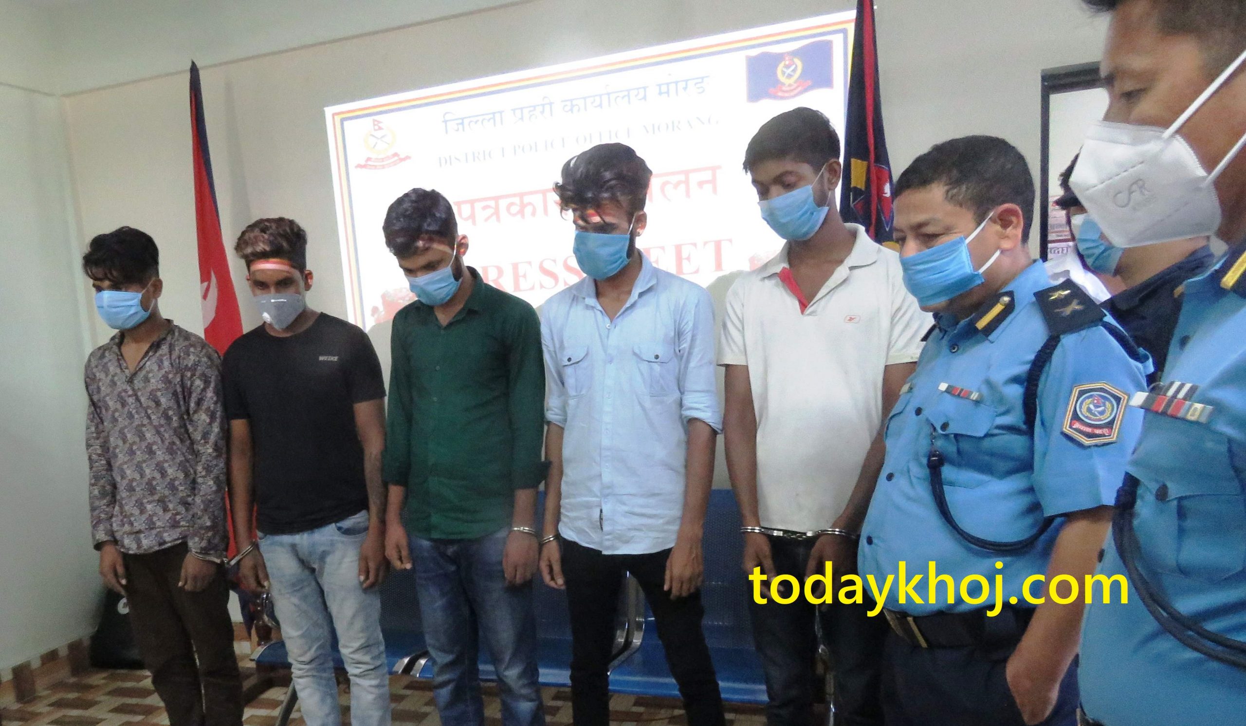 व्यापारीलाई फोनमा धम्काउँदै रकम असुल्ने गिरोहका ५ जना पक्राउ