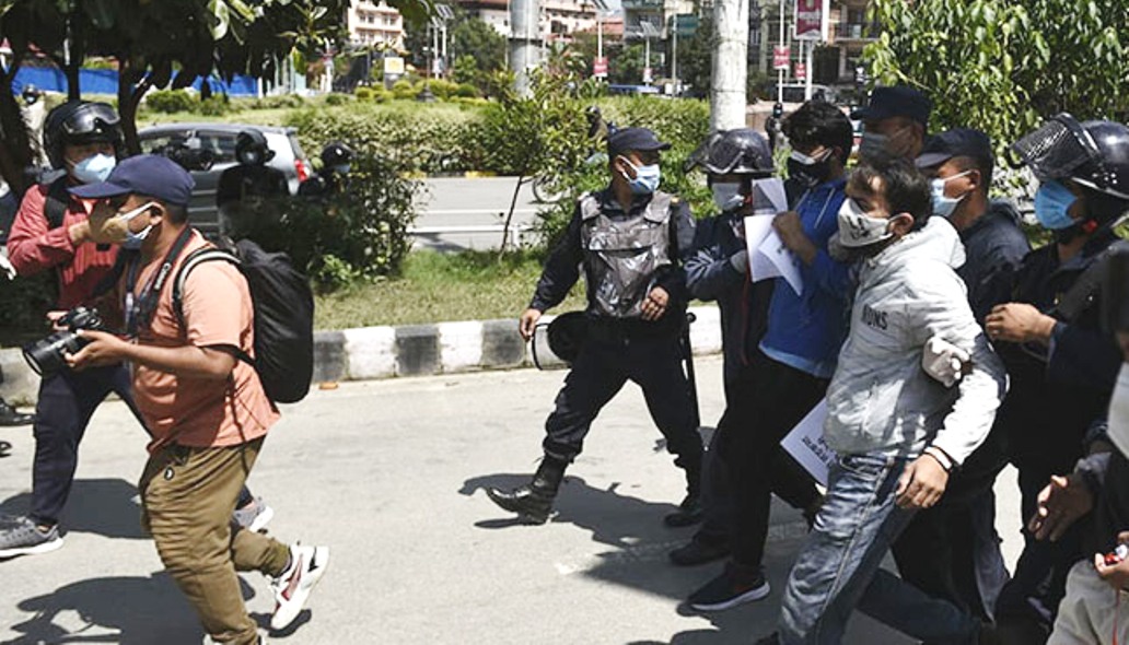 डाक्टर केसीको पक्षमा फेरी प्रदर्शन, प्रहरीद्वारा धरपकड