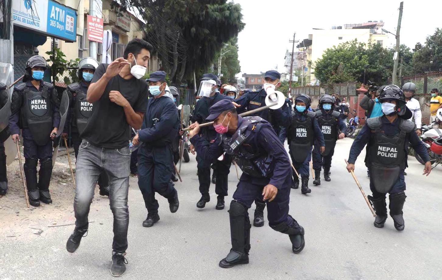 कुलमानलाई पुनः नियुक्तिको माग राख्दै प्रदर्शनमा उत्रेका युवाहरुमाथि लाठी चार्ज