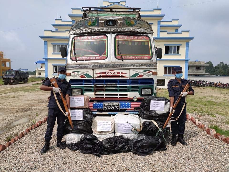 सर्लाहीबाट १० चक्के ट्रकसहित ३०९ किलो गाँजा बरामद, चालक फरार