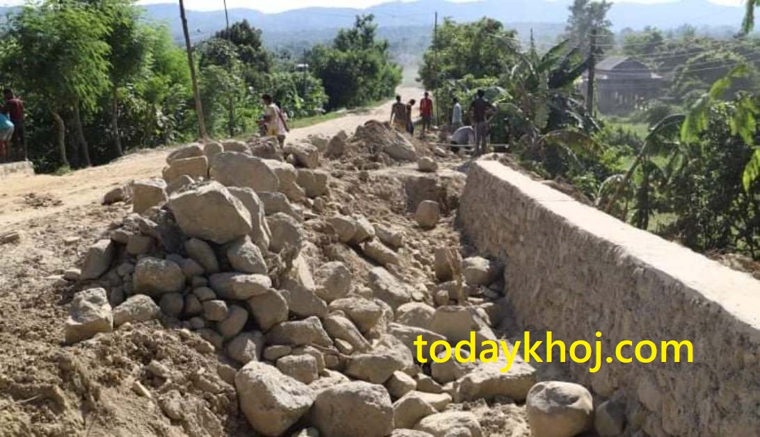 कटारी–मिर्चैया सडक खण्डमा गुणस्तरहीन काम, स्थानीयले रोक लगाए