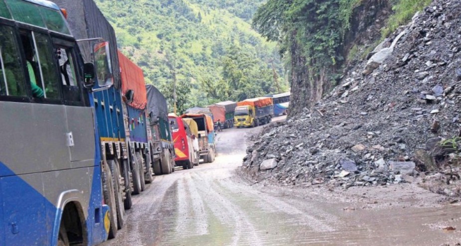 पहिरो खस्दा अवरुद्ध भयो नरायणगढ- मुग्लिन सडक