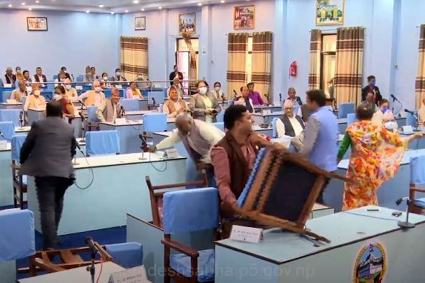 राजधानी विवादले संसदमा हंगामा, साँसदद्वारा कुर्सी तोडफोड