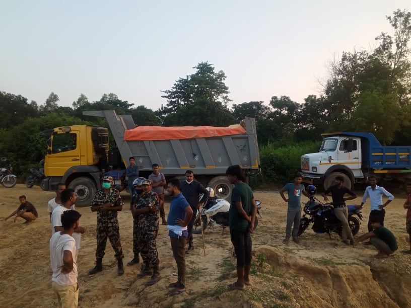 सिरहा : अबैध ग्राइभेल उत्खन्न गर्ने टिपर र जेसिवी वनले समाते, रकम चलखेलपछि छाडे