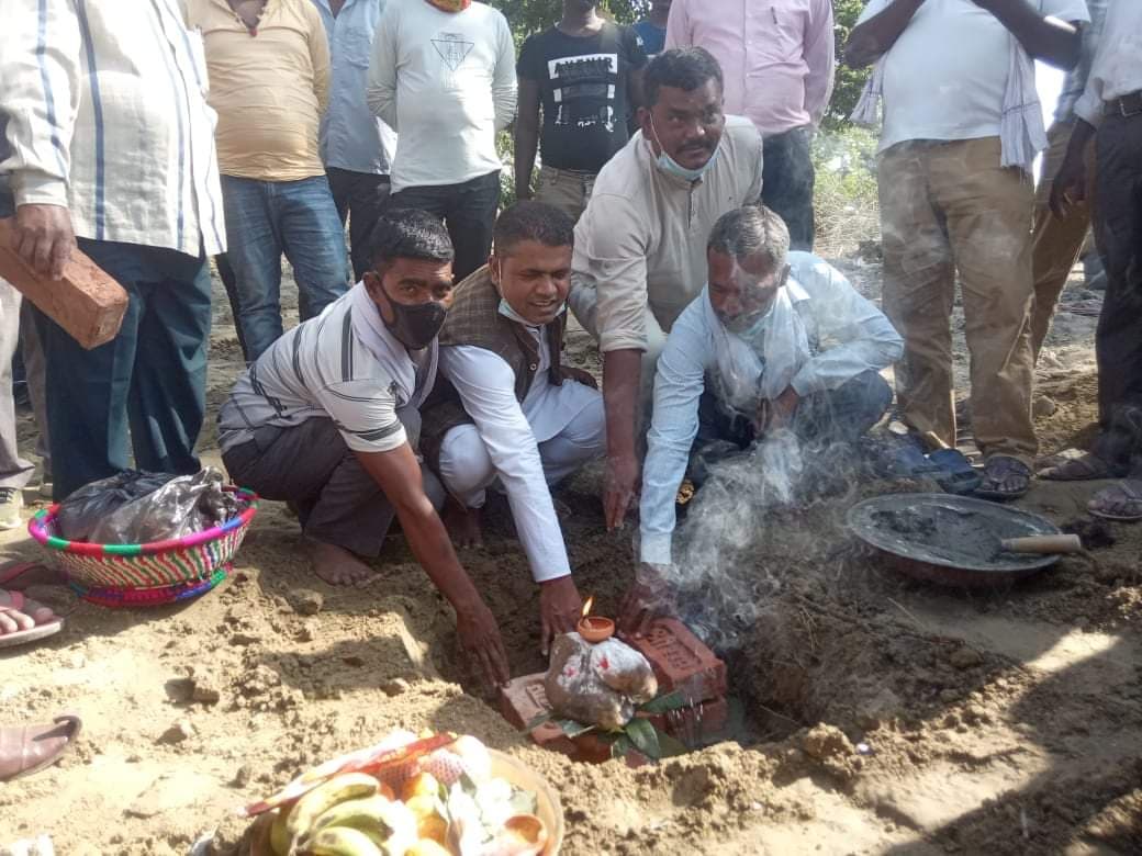 सिरहामा राज्यमन्त्री मण्डलद्वारा डोम समुदायको घर शिलान्यास