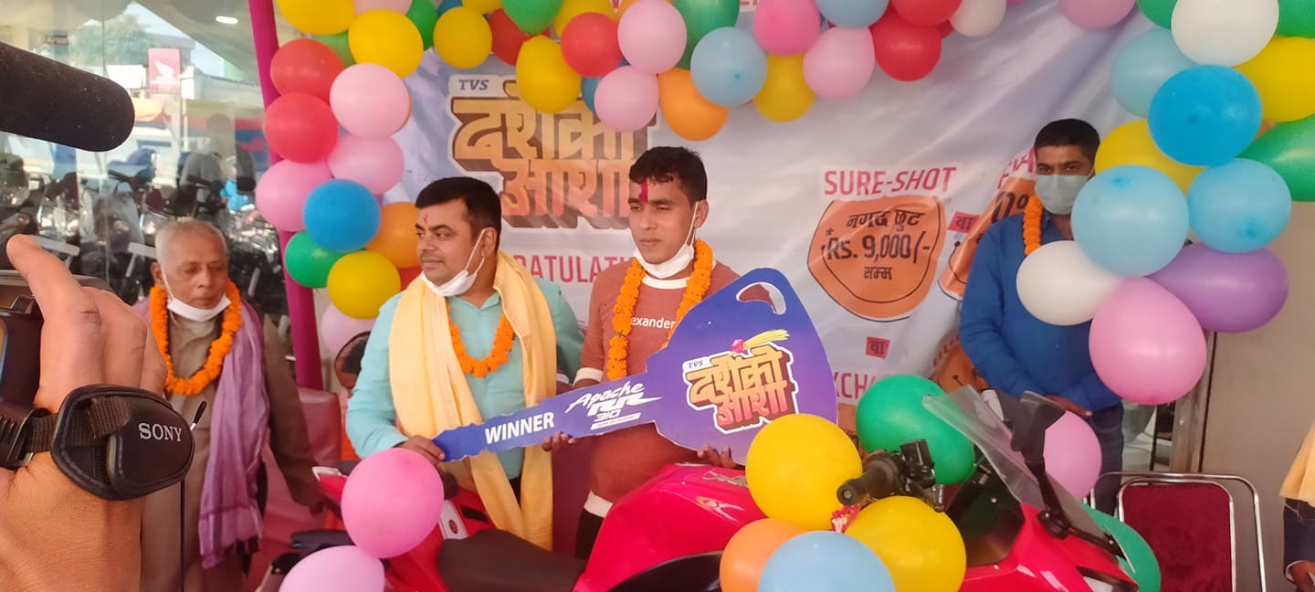 जनकपुरका भाग्यशाली युवा : जसलाई चिट्ठामा पर्यो ८ लाख पर्ने मोटरसाइकल