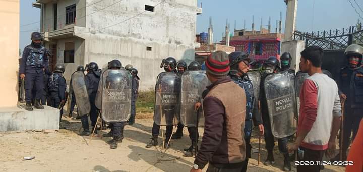 बर्दिवास तनावग्रस्त : प्रहरीले गोली चलाए, तीन प्रदर्शनकारी घाइते