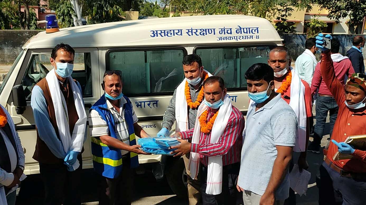 कोरोना विरामी बोक्ने एम्बुलेन्स चालकहरुलाई जनकपुर जेसिजद्वारा सुरक्षा सामग्री सहयोग