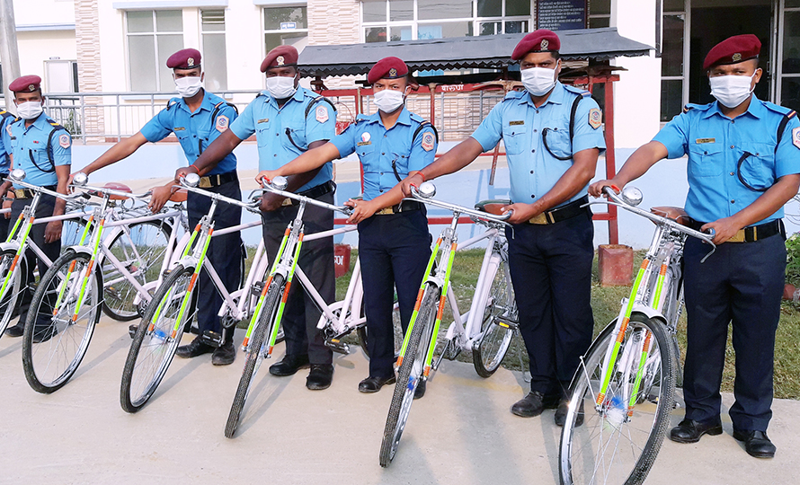सिरहा नगरपालिकाद्वारा प्रहरीलाई साइकल सहयोग