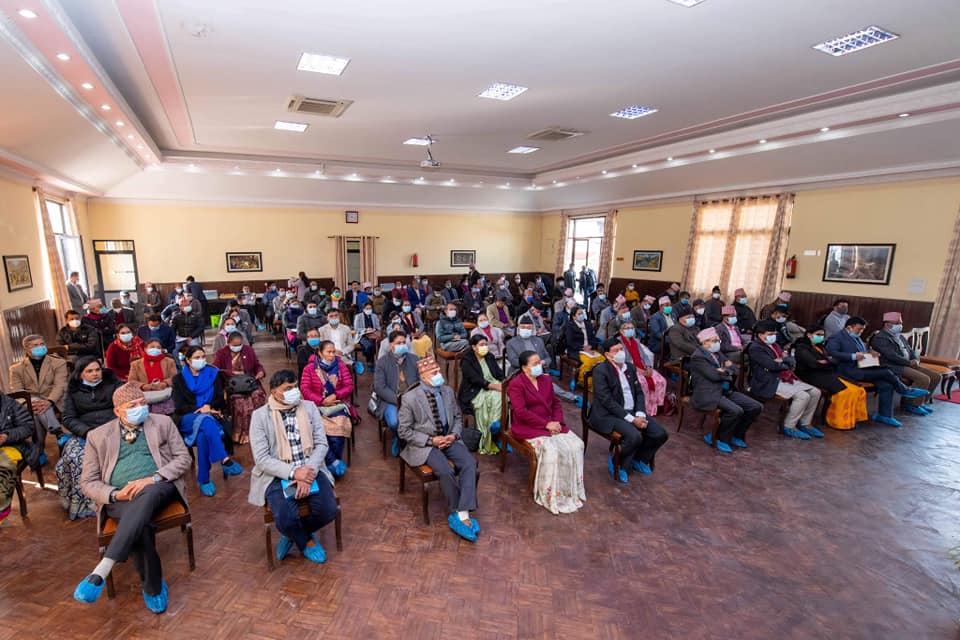 बालुवाटारमा सुरु भयो ओली पक्षका सांसदहरुको भेला, गृहमन्त्री थापा गएन