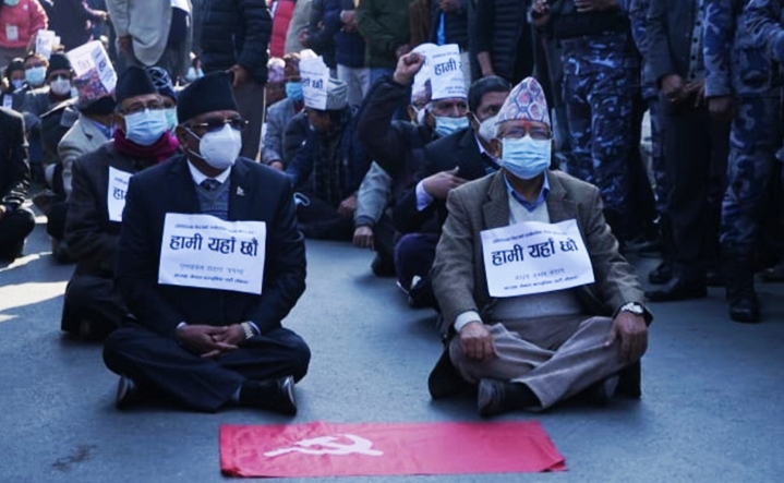 संसद विघटनविरुद्ध सडकमै बसे प्रचण्ड–माधव, हातमा ‘हामी यहाँ छौं’ प्लेकार्ड